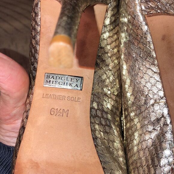 Badgley Mischika’ Humbee Gold Sparkle ✨ Open Toe Pump Snakeskin Look Leather - Picture 12 of 17